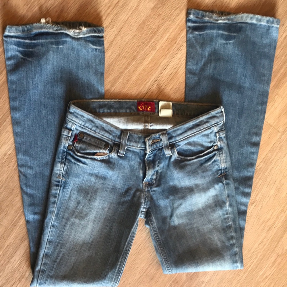 Distressed Tilt jeans. 🌸